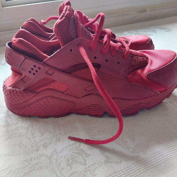 Nike Air Huarache Sneakers in  Triple Red 2015, Women's 8 - Picture 1 of 7